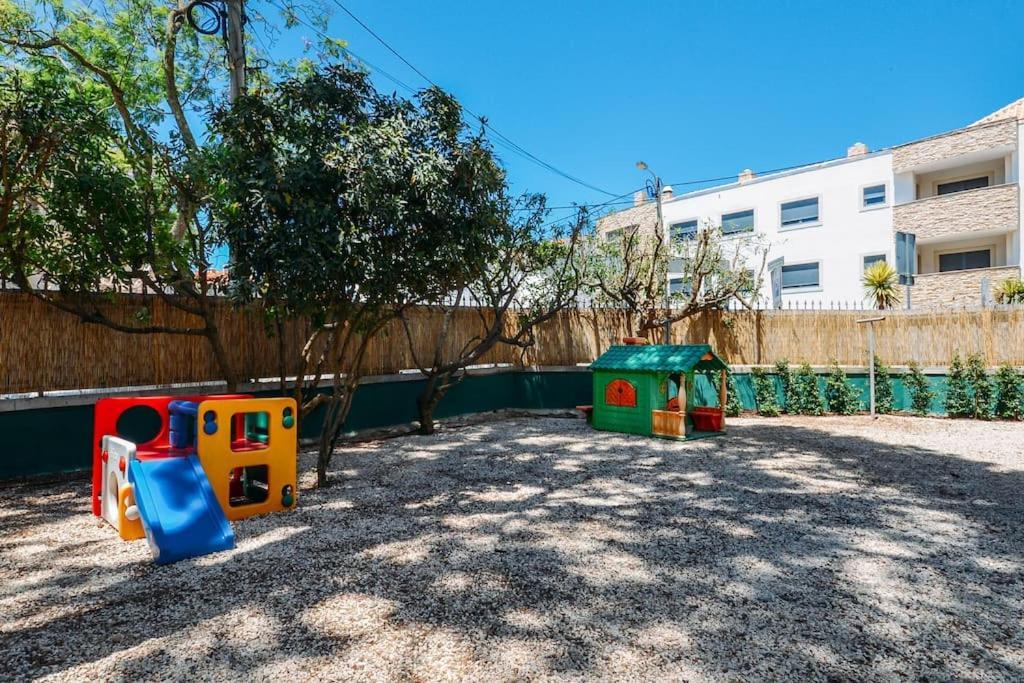Center Family With Courtyard Apartment